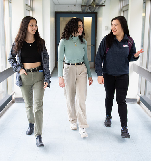 Un groupe de femmes marchant dans un couloir