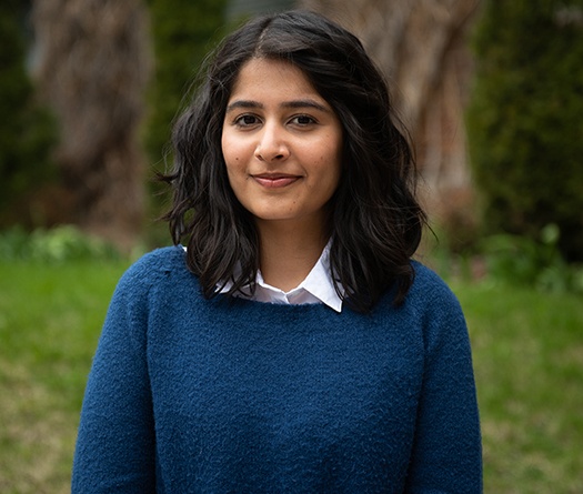 Une femme souriant à l'appareil photo