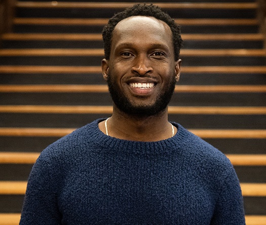Un homme souriant à l'appareil photo