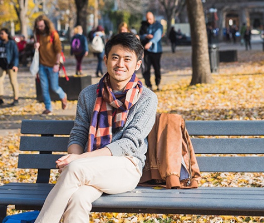 Une personne assise sur un banc