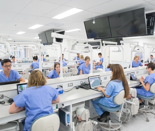 Plusieurs personnes dans un laboratoire