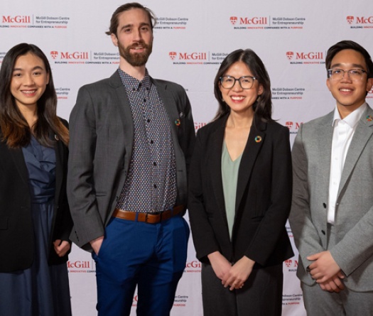 Un groupe de personnes se tenant ensemble